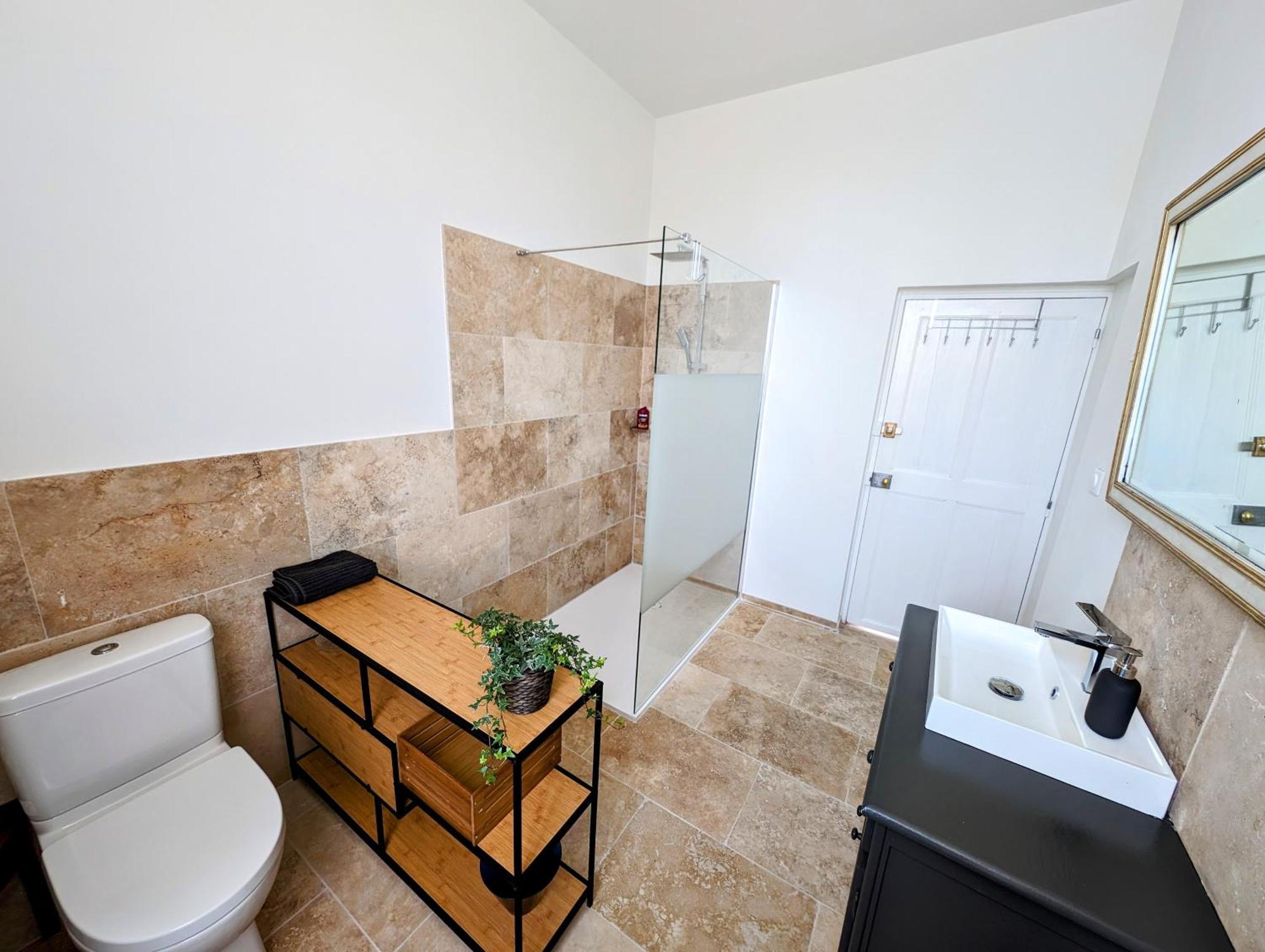 Maison De Style Tout Confort, Position Ideale, Avec Clim Et Petit Exterieur Orange  Exterior photo